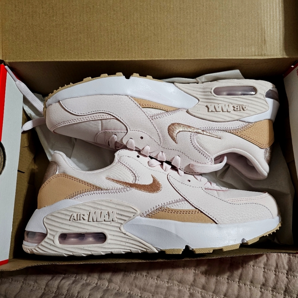 NEW Nike Air Max Excee Casual Sneaker Size Womens US 9